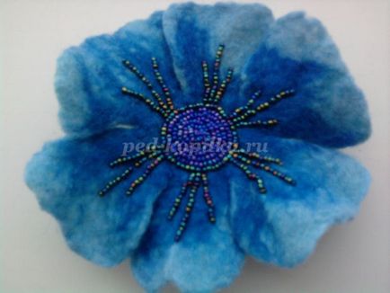 Virág kitűző gyapjúból készült