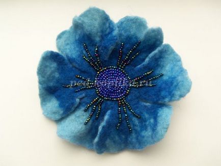 Virág kitűző gyapjúból készült