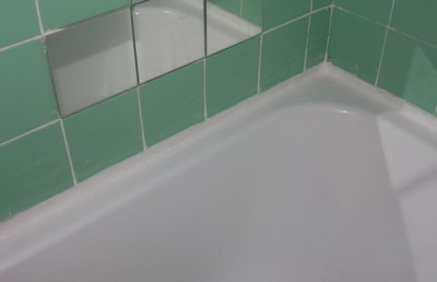 Decât să sigileze un spațiu între o baie și un perete cum să faci cu mâinile proprii decât să închizi un gol între o baie și