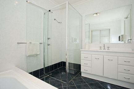 Placi negre în baie și toaletă, homefront