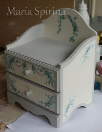 Decuparea mobilierului în stilul maestrului Provence pentru remodelarea pieptului de sertare cu propriile mâini
