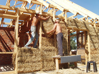Etape de construcție a unei case de paie de la o la o construcție, proiectarea unei case ecologice din lemn și
