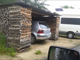 Imagine a unui design de garaj cu o casă, două mașini, cu un pod