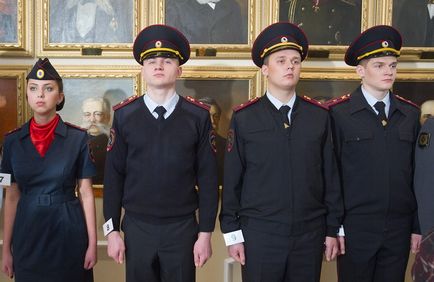 Costume de uniformă pentru polițiști, pompieri și pompieri