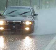 Hogyan autót vezetni az esőben