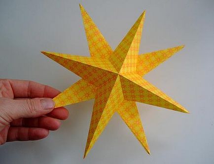 Cum se face o stea-octogonală suspendată din hârtie