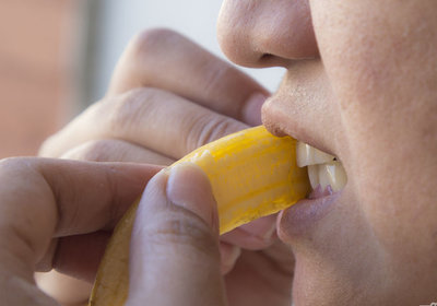 Cum să vă albiți dinții cu o coajă de banană