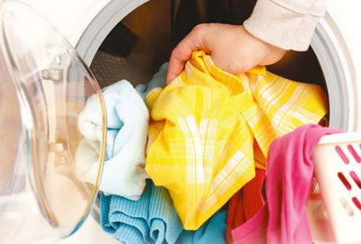 Cum se spală lucrurile decolorate (alb și colorat)