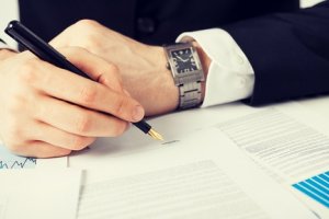 Care sunt condițiile esențiale ale contractului de atribuire