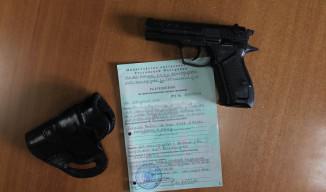 Cum să obțineți o licență pentru arme traumatice