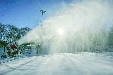 Як поповнюють запаси снігу на гірськолижних комплексах і створюють новорічну картинку в кіно