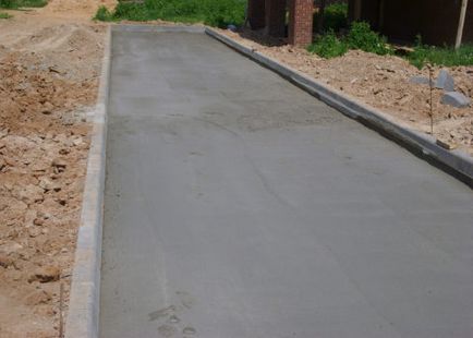 Hogyan tegyük útburkoló csempe betonalapra gyorsan és helyesen, beton-ház