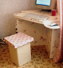 Számítógép asztal kartonból, rukomeslo
