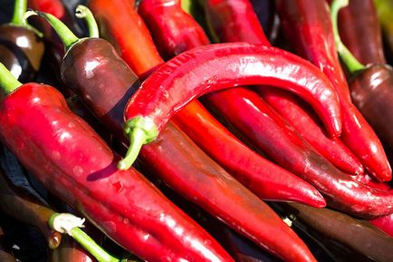 Червоний пекучий перець - потрібно видаляти насіння для приготування аджики
