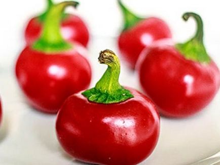 Червоний пекучий перець - потрібно видаляти насіння для приготування аджики