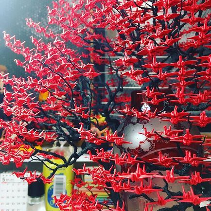 Барвисті дерева бонсай з сотень мініатюрних орігамі