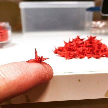 Bonsai colorați de sute de origami miniaturale