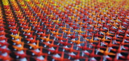 Bonsai colorați de sute de origami miniaturale