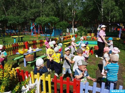 Nyári fun „macska látogató gyermekek” fiatalabb gyermekek csoportja