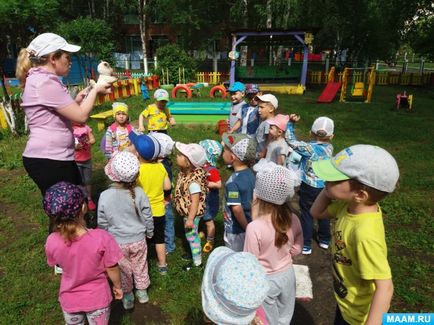 Nyári fun „macska látogató gyermekek” fiatalabb gyermekek csoportja