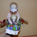 Maestru-clasă în a face o păpușă într-un costum din Chuvash