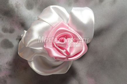 Майстер-клас з вишивки стрічками троянд