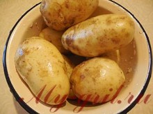 Молода картопля, запечена