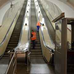 Moszkva, hírek, vonatok nem futnak egy kör alakú metró vonalszakasz csökkenése miatt az ember a síneken