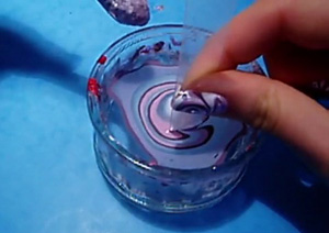 Manichiura de manichiură cu unghii de marmură pe o bază de apă 