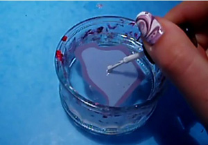 Manichiura de manichiură cu unghii de marmură pe o bază de apă 