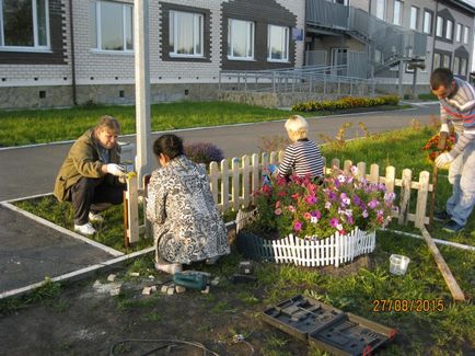 A kerítés (játékok óvodás gyerekek) a kerítés