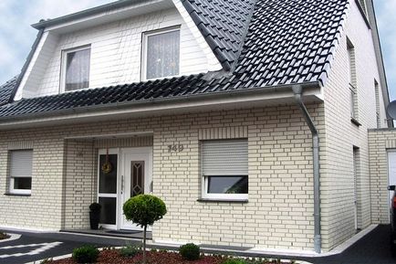 Befejezve a homlokzat egy családi ház kiválasztott anyag, dekoráció (magán) Befejezve a homlokzat egy családi ház kiválasztott anyag, dekorációval