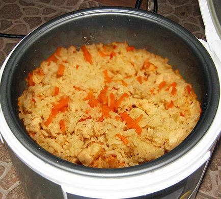 Pilaf fărâmițat într-o rețetă multivariat de gătit (frământat) Plov este friabil în rețeta multivariată