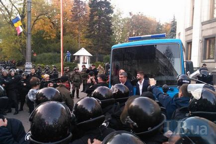 Поліклініку водників позбавляють даху над головою