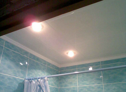 Plafonul în baie din panouri din PVC