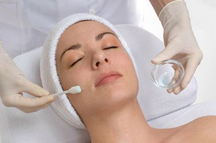 Curățarea chimică profesională a pielii feței în centrul 