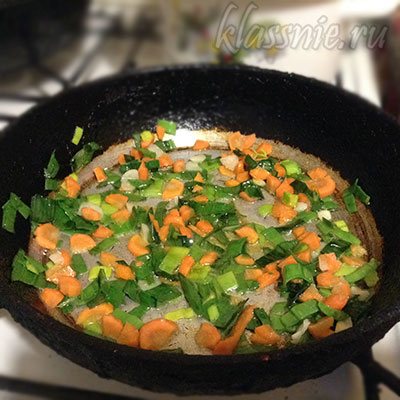 Рис з луком шалот і морквою на сковороді, класні вегетаріанські рецепти