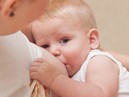 Vărsături la nou-născut după hrănire, distinct de regurgitare la nou-născut