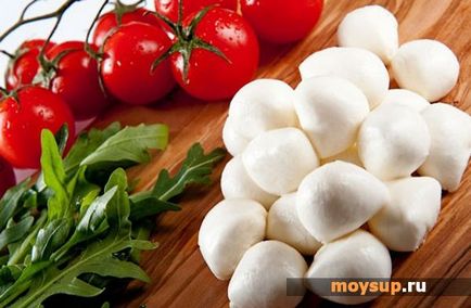 Salata cu brânză de mozzarella și roșii - rețetă originală cu fotografie