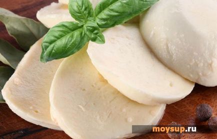 Salata cu brânză de mozzarella și roșii - rețetă originală cu fotografie