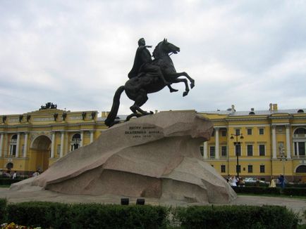 Piața Senatului - una dintre cele mai vechi din oraș, Sankt Petersburg