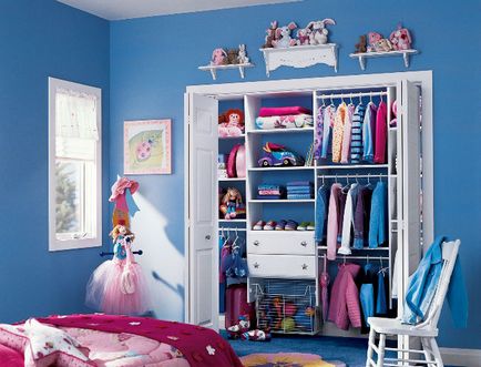 Sistem de comandă în garderoba pentru copii, copil