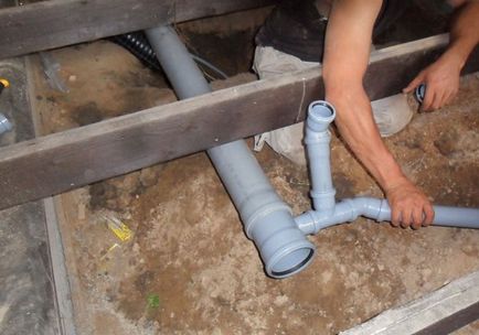 Conectarea canalelor de canalizare la canalele de canalizare prin mâini, cum să conectați un sifon