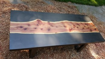 Suprafață de masă din lemn și beton prin mâinile proprii
