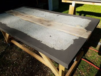 Asztallap fából és betonból kezük