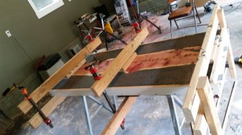 Asztallap fából és betonból kezük