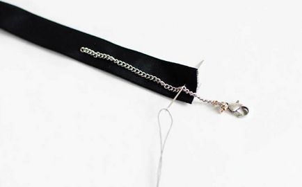 Tattoo Choker este un accesoriu de moda