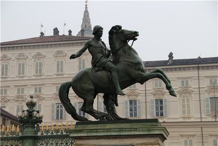 Turin - a tetején a fehér és fekete háromszögek