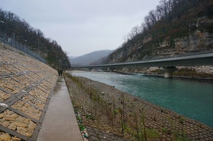 Cascada gura dragonului (Yar adânc)