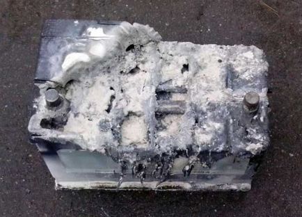 Felrobbant egy autó akkumulátor okoz, mi a teendő
